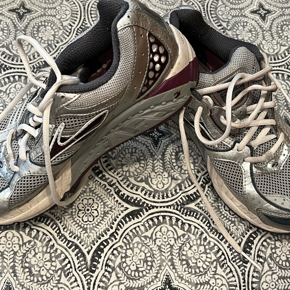 Brooks Addiction 10 women’s sneakers size 8.5 D wide